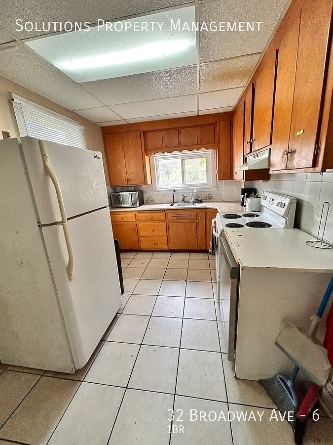**Room Available Less Than 1 Block From Campus** — Photo 2