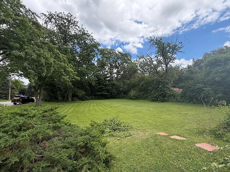 17W571 Riordan Rd — Photo 12