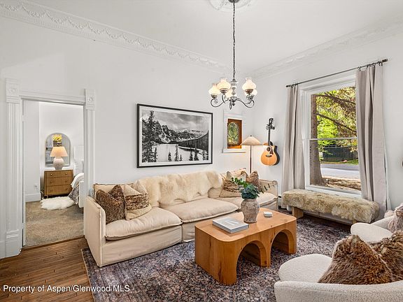 3rd image of 406 W Smuggler St