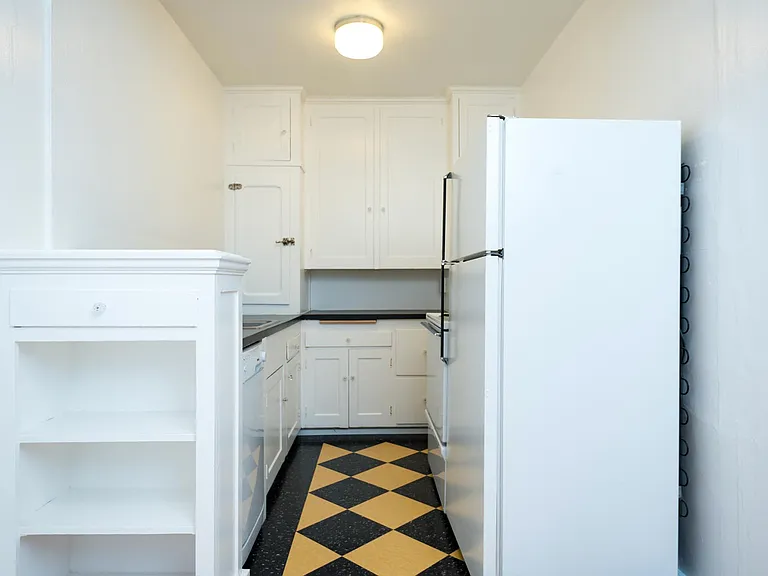 Metropolitan Apartments — Photo 13
