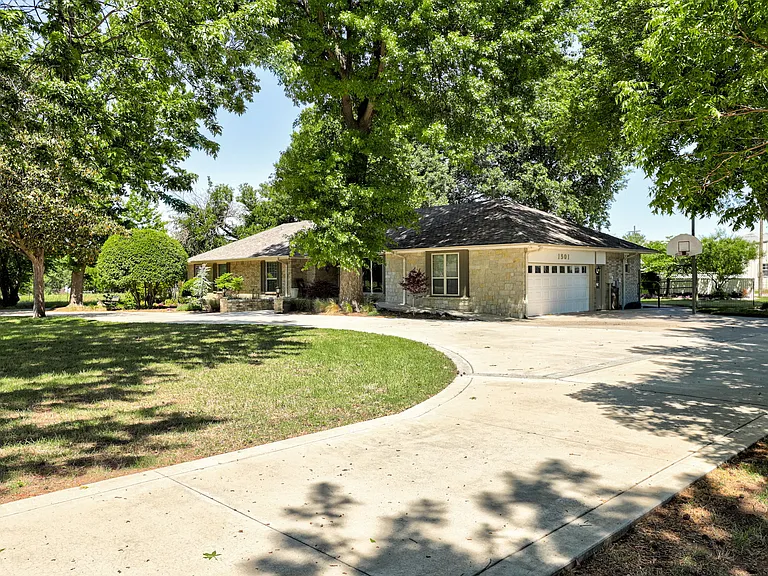 Garage/Driveway View