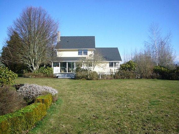 4 stall barn and several more outbuildings.