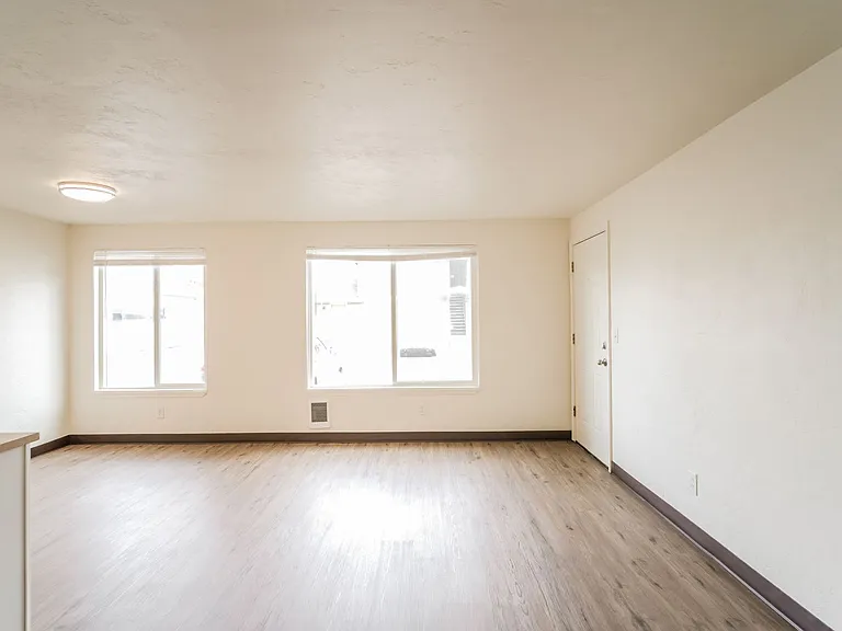 Brighton Park East Apartments — Photo 14