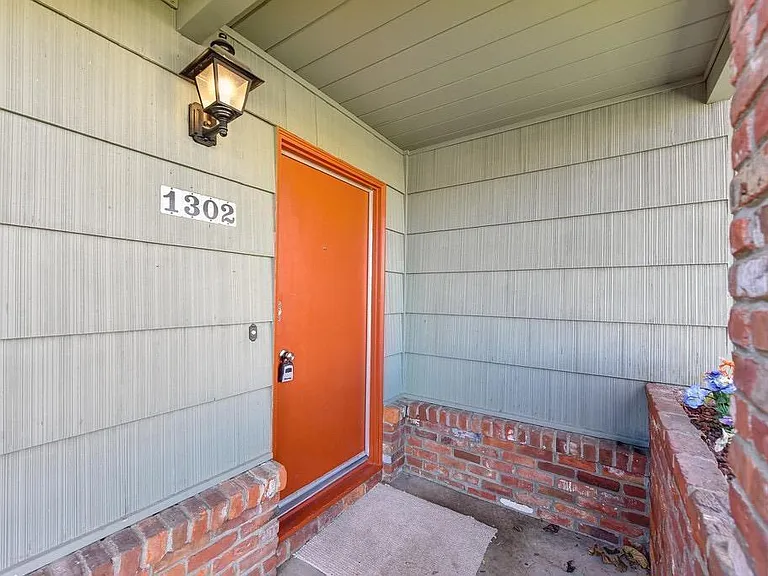 1302 Frances Dr — Photo 2