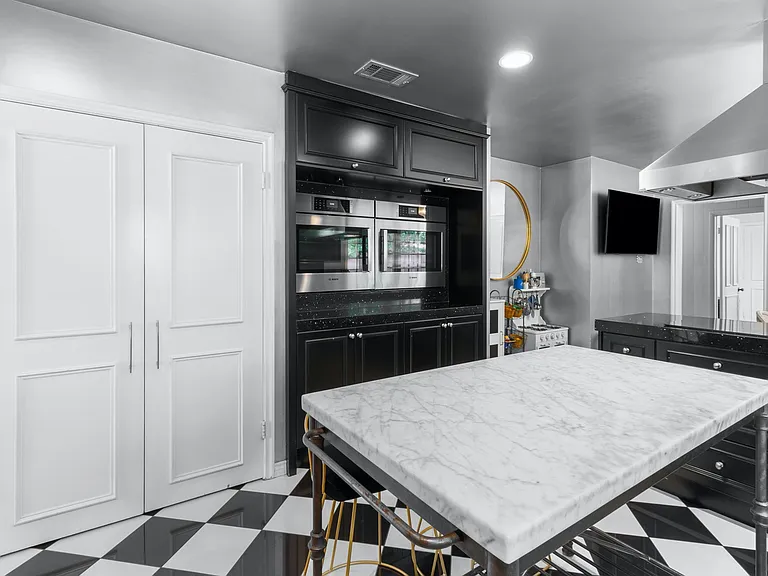11451 Parkchester Dr — Photo 8