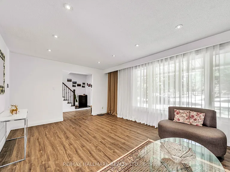 39 Sunnywood Cres — Photo 8