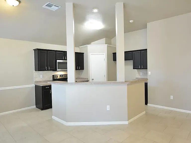 2717 Greenbriar Ct — Photo 5