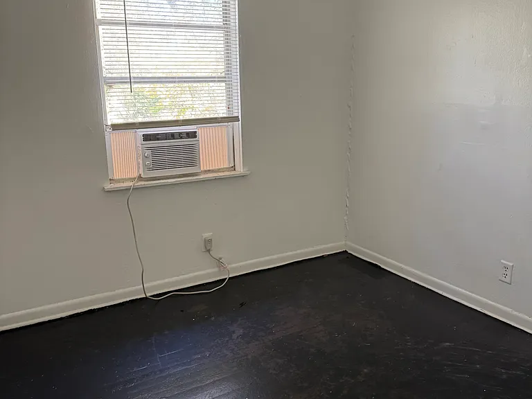 1131 Phelps St — Photo 10