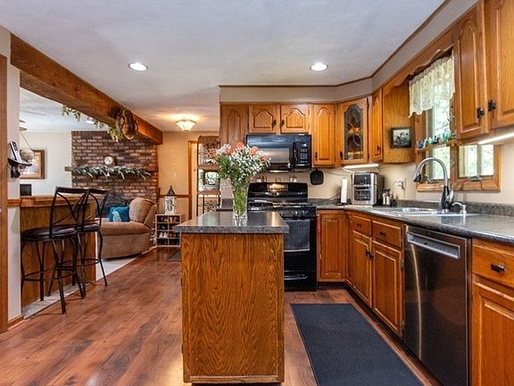 4th image of 12 Ridgeway Ave