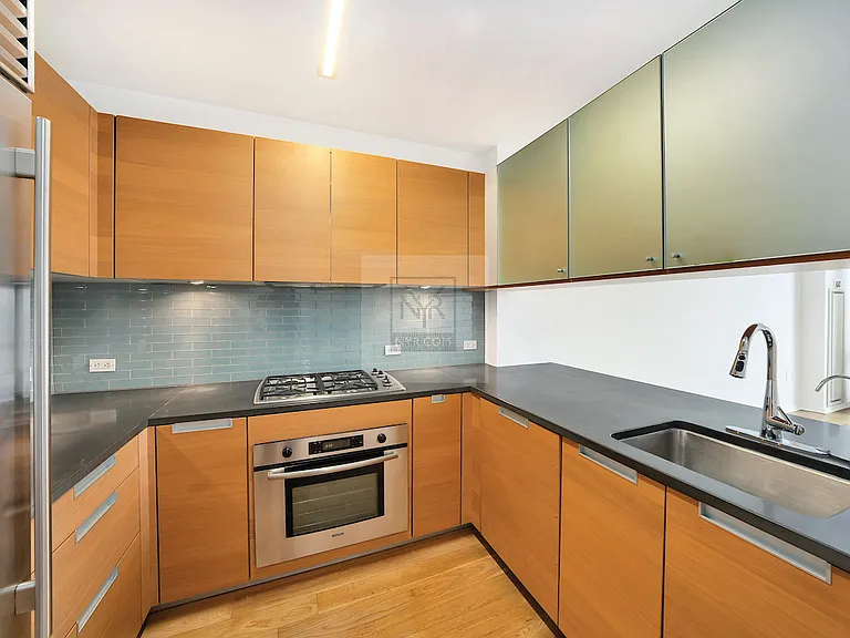 310 W 52nd St #D16 — Photo 4