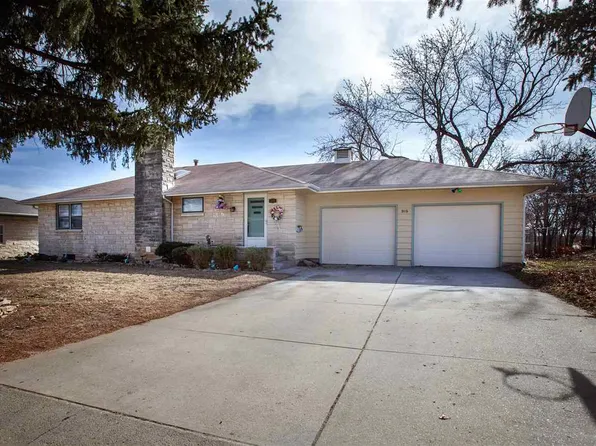 305 Susan Ln, Junction City, KS 66441