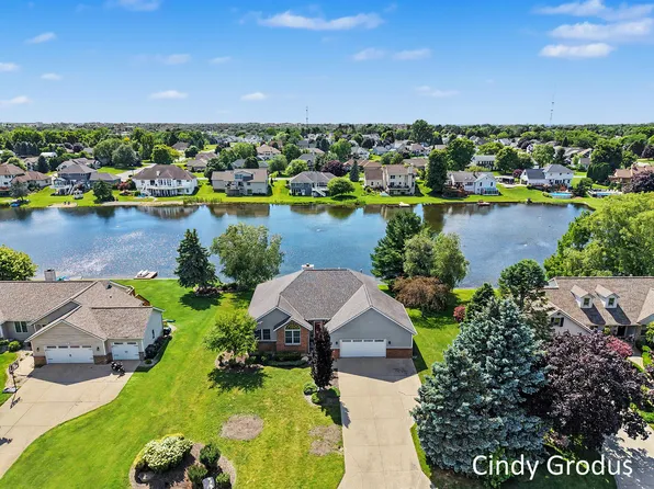 975 Bluff Lake Dr, Zeeland, MI 49464