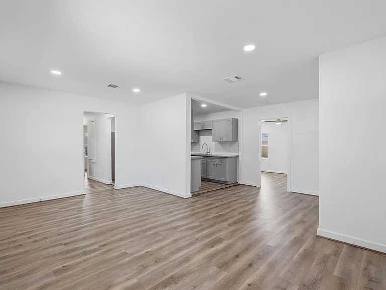 5962 Ridgeway Dr — Photo 3