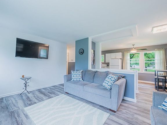 3rd image of 210 Suffolk Dr