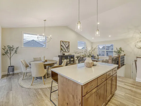 2871 Trinity Dr, Shakopee, MN 55379