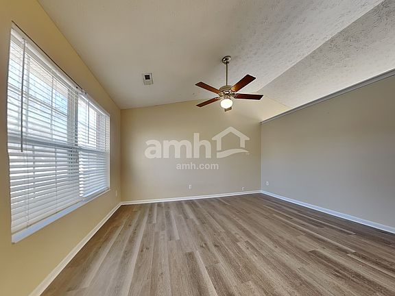 5th image of 391 Sherman Dr