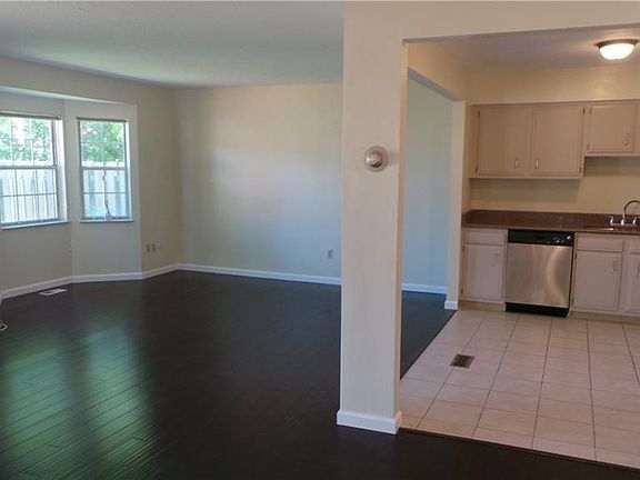 5th image of 1681 Walnut Ln #1