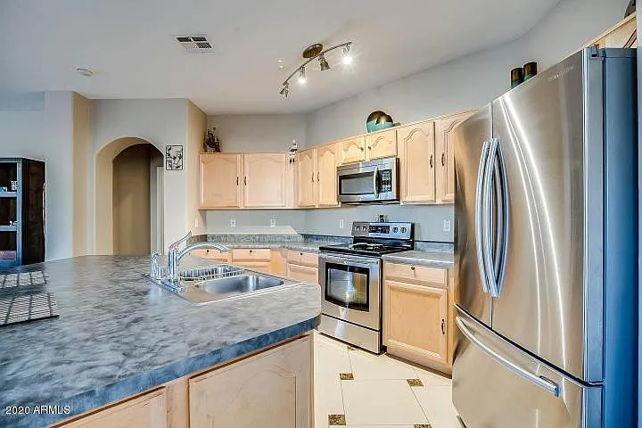 3 bed, 2.0 bath, 1670 sqft, $2,100 — Photo 4