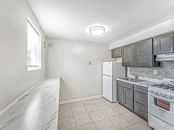 3rd image of 7102 Oxford Ave #2