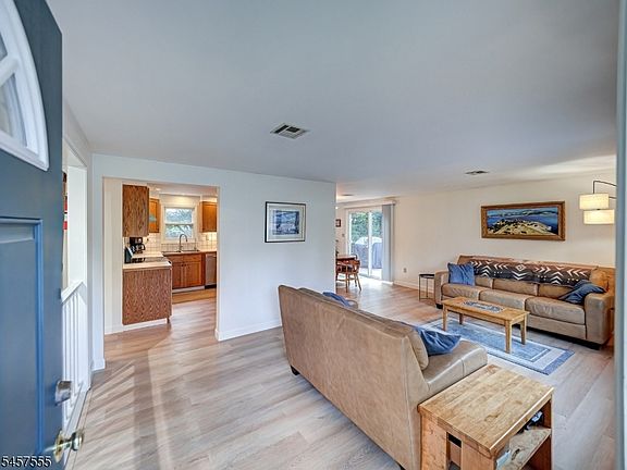 5th image of 12 Prospect St
