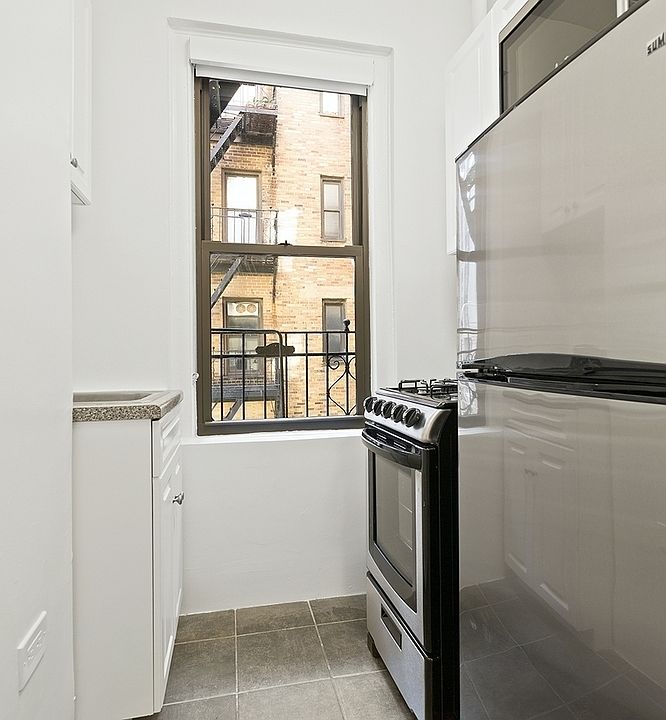 1st image of 220 W 24th St APT 3N