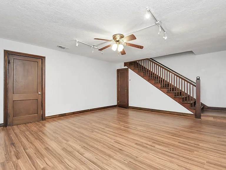 109 Amundsen St — Photo 5