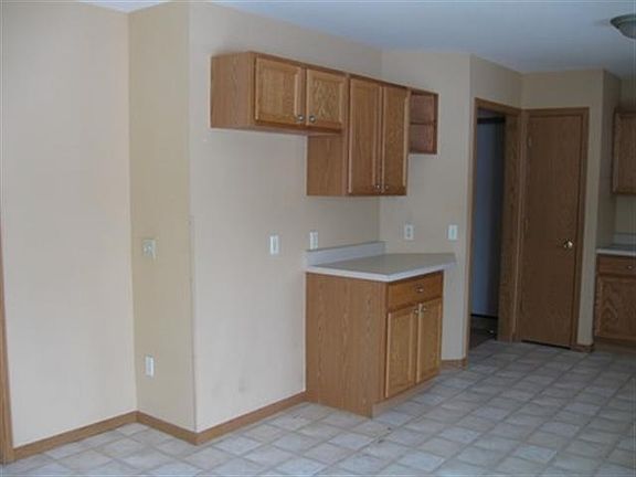 3rd image of 948 Parkwood Ln