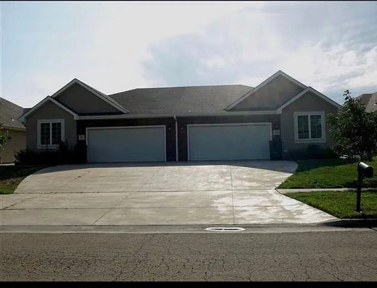 3 bed, 2370 sqft, $2,200 — Photo 2