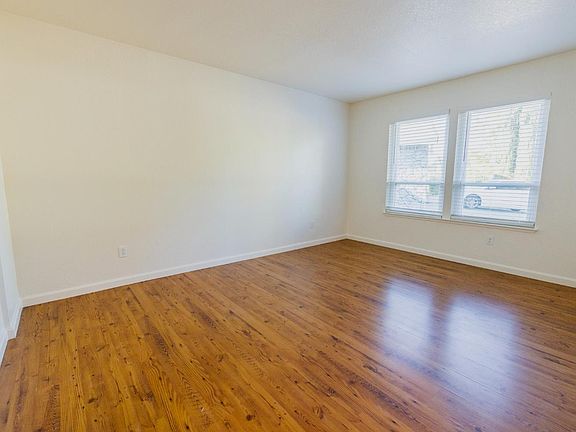 4th image of 30 Lochness Ct