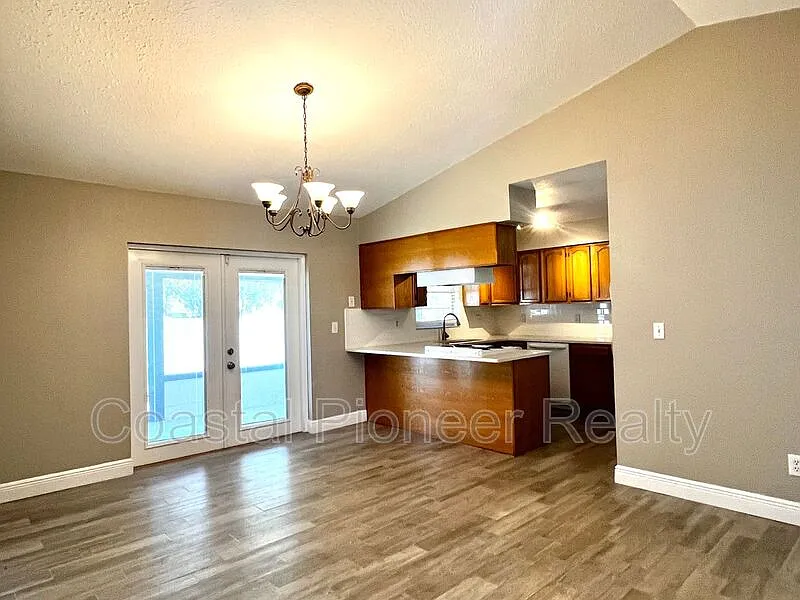 4 bed, 2.0 bath, 1371 sqft, $2,198 — Photo 4