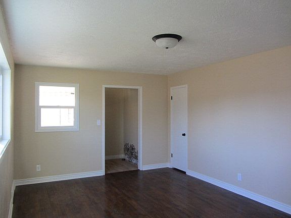 5th image of 370 Holbrook Dr