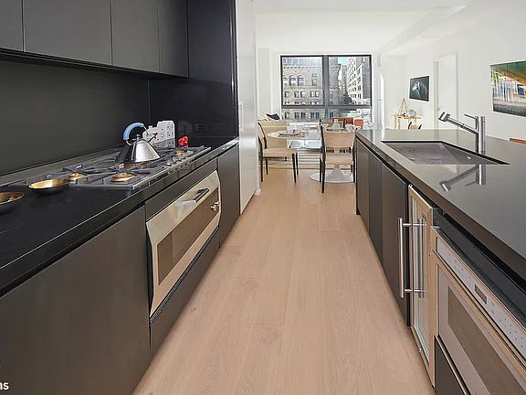 5th image of 121 E 22nd St APT S801