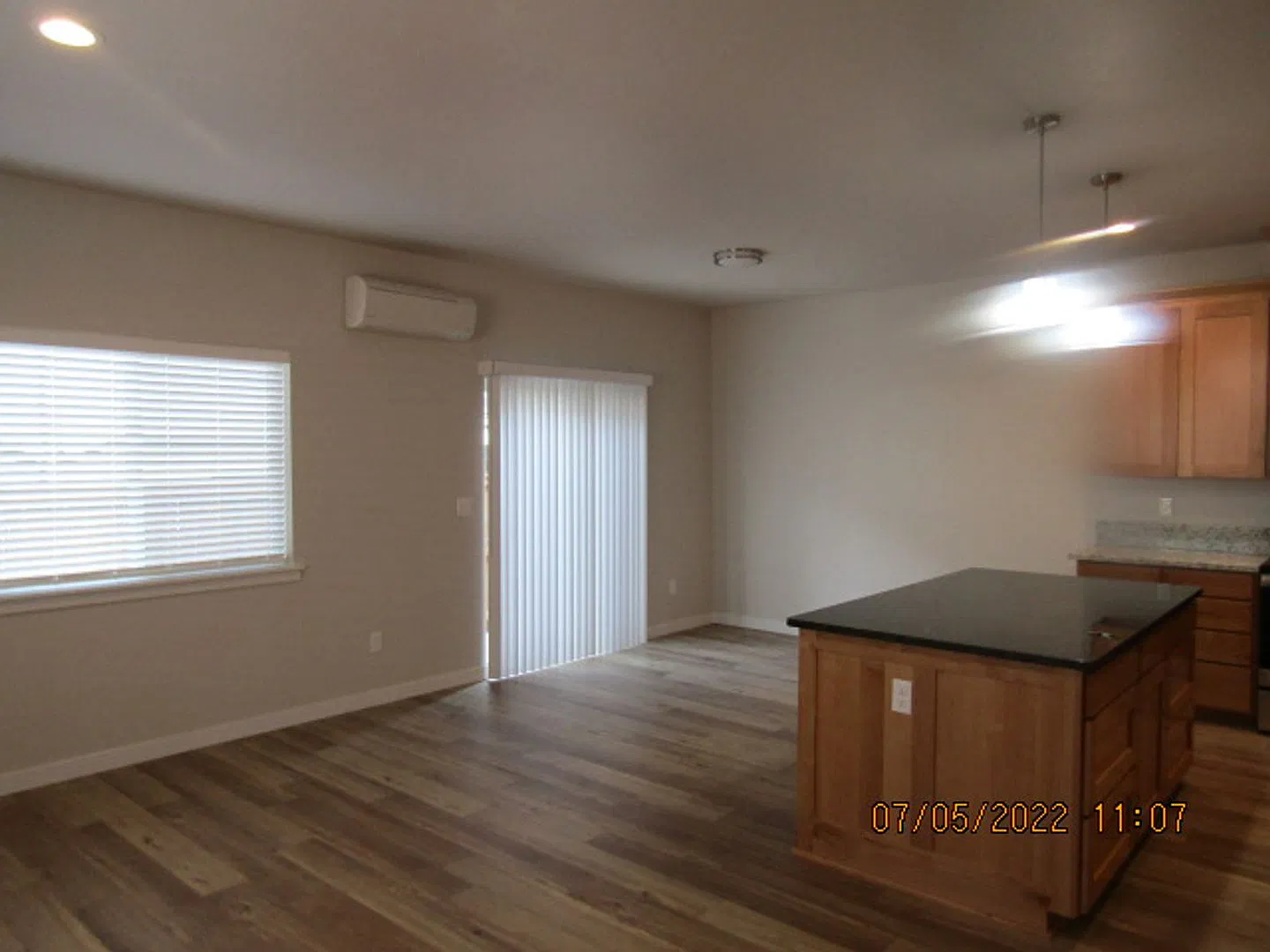Beautiful Newer 3 bedrooms 2.5 Bathrooms Home in Talent OR — Photo 4