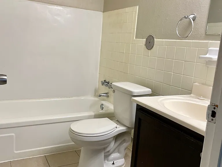 Bermuda Heights Apartments — Photo 29
