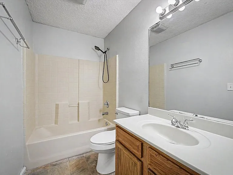 3303 Broadway Ave — Photo 17