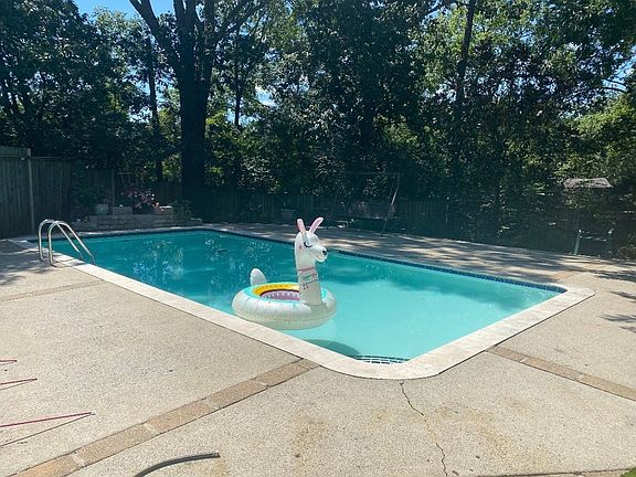 4th image of 615 W Meade Dr