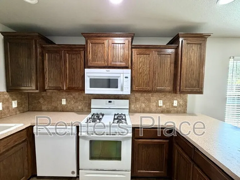 416 E Birch St — Photo 5