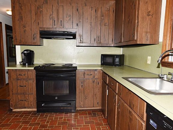 3rd image of 98 Winslow Dr