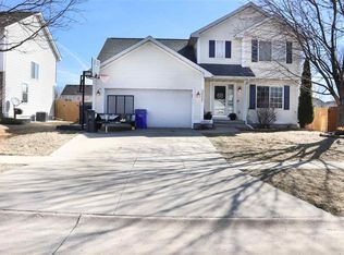 3527 Falcon View Rd SW, Cedar Rapids, IA 52404