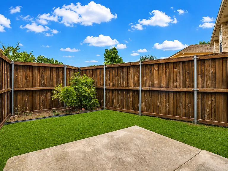 524 Raintree Cir — Photo 23