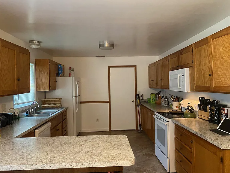 Kitchen furnished