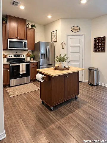 3 bed, 2.0 bath, 1377 sqft, $1,900 — Photo 4