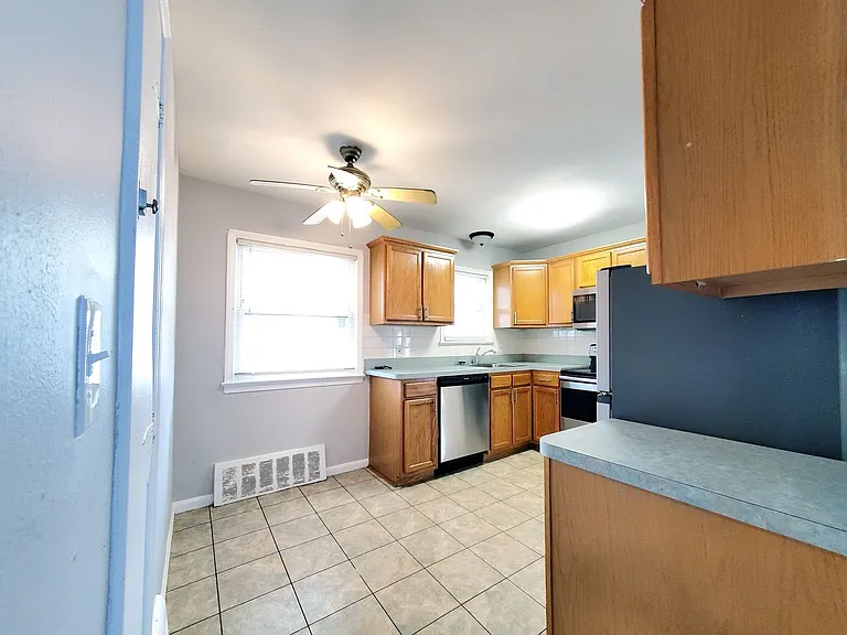 18512 Lewis Dr — Photo 4