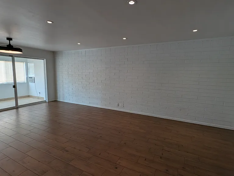 420 W Cheery Lynn Rd — Photo 4