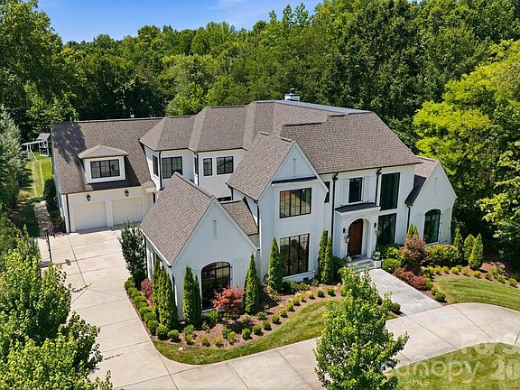 3rd image of 4420 Forest Hills Dr