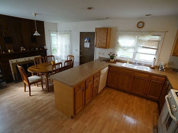 2nd image of 209 Oakwood Dr