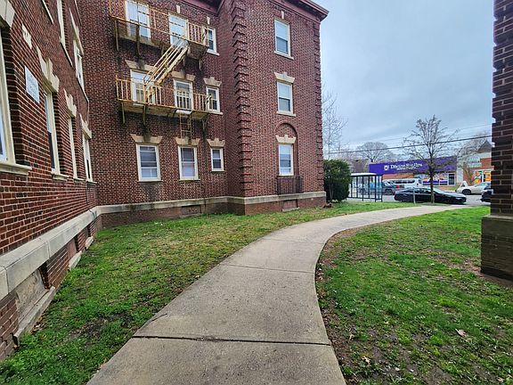2nd image of 1579 Chapel St #106