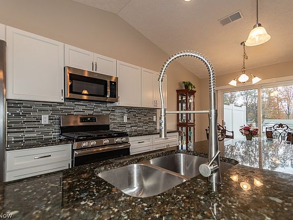 4th image of 320 Lake Breeze Cv