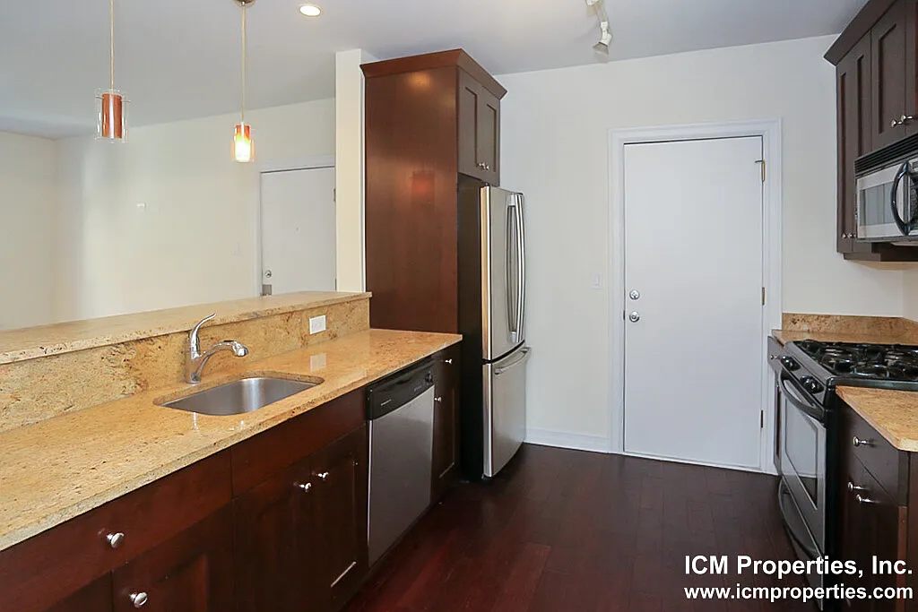 Building Photo - 3828 N Sheffield Ave #1
