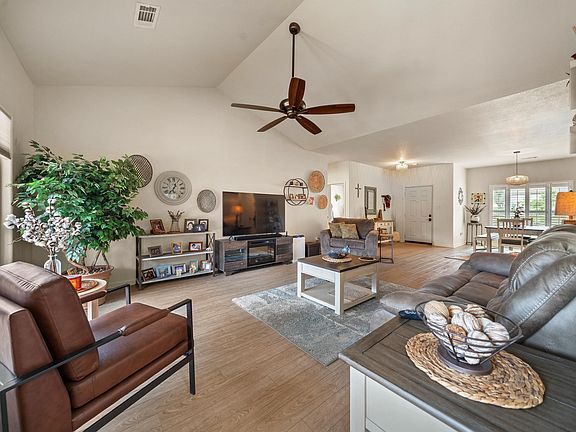 2nd image of 629 Willow Bend Cir